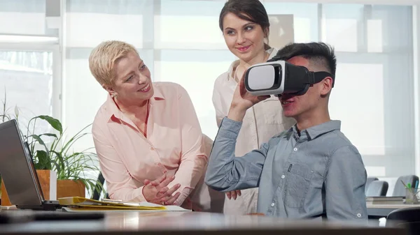 3D VR 안경을 사용하여 젊은 사업가를 보는 동료 — 스톡 사진