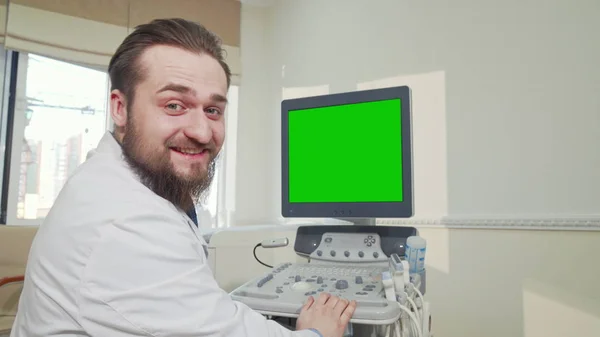 Γιατρός που λειτουργεί με υπερήχους σαρωτή με πράσινη οθόνη — Φωτογραφία Αρχείου