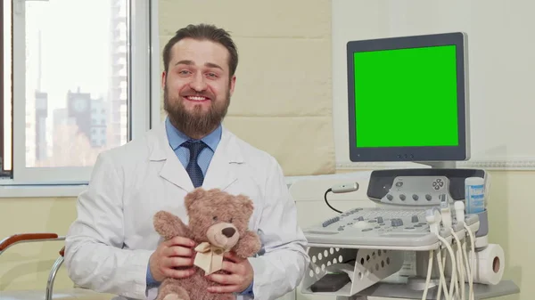 Kinderarts Holding Teddy Bear, echografie scanner met groen scherm op de rug — Stockfoto