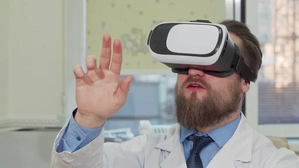 Médico masculino usando gafas de realidad virtual 3d en el hospital — Foto de Stock