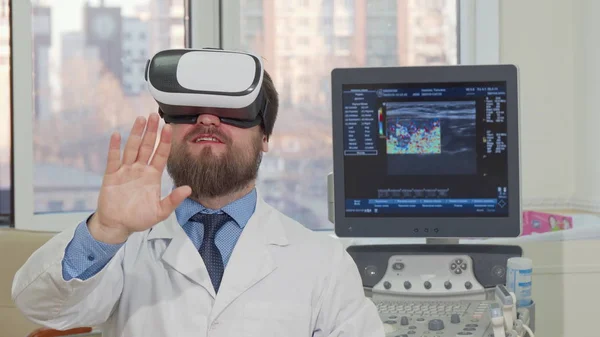 병원에서 3D VR 안경을 사용하여 수염 남성 의사 — 스톡 사진