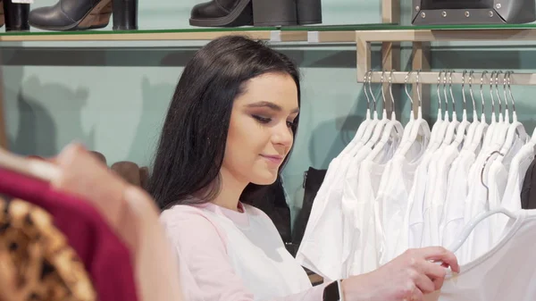 Attraktiv ung kvinna njuter av shopping för nya kläder — Stockfoto