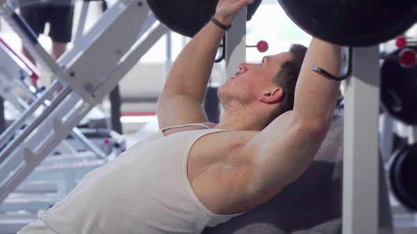 英俊的肌肉男子做板凳压在健身房 — 图库照片