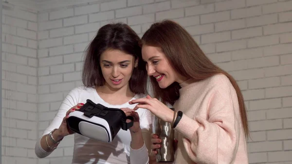 Dos amigas encantadoras usando gafas de realidad virtual 3d juntas — Foto de Stock