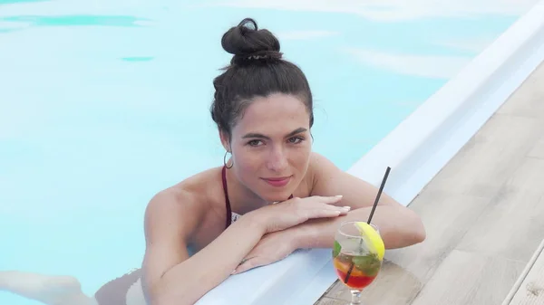 Mulher bonita relaxante depois de nadar na piscina — Fotografia de Stock