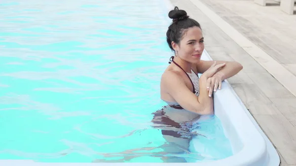 Mulher bonita nadando na piscina ao ar livre — Fotografia de Stock