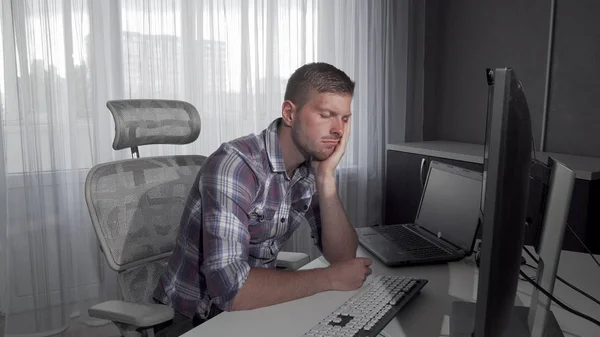 Schöner Mann schläft vor seinem Computer ein — Stockfoto