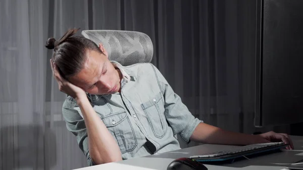 Young man falling asleep late at night sitting in front of the computer — Stock Photo, Image