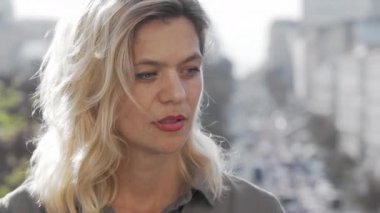 Depresif olgun kadın düşünceli bir şekilde uzağa bakıyor