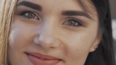 Gülümseyen güzel mutlu bir kadının kırpılmış çekim