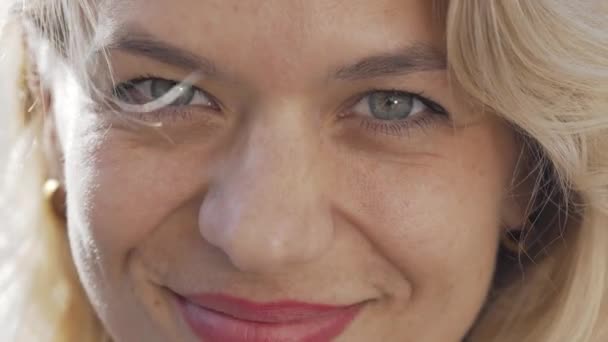 Cropped shot of a beautiful happy woman laughing to the camera — Stock Video