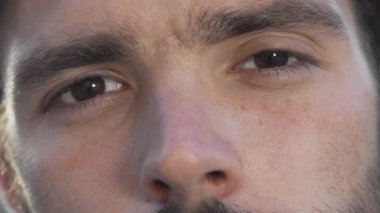 Kameraya gülümseyen mutlu bir adamın kırpılmış fotoğrafı
