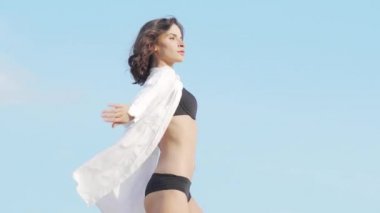Siyah bikini ve beyaz gömlek açık havada dans güzel esnek kadın