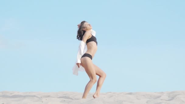 Plan complet d'une magnifique femme séduisante dansant en bikini noir — Video