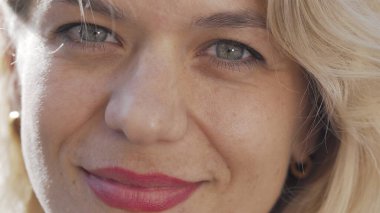 Kameraya gülen güzel mutlu bir kadının kırpılmış fotoğrafı