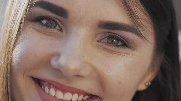 Tiro cortado de uma bela mulher feliz sorrindo — Fotografia de Stock