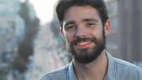 Веселий красивий бородатий чоловік посміхається до камери — стокове фото