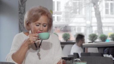 Yaşlı kadın orta yaşlı kızıyla kahve dükkanında buluşuyor.