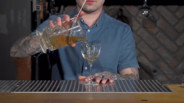 Bartender servindo um coquetel para um cliente — Vídeo de Stock