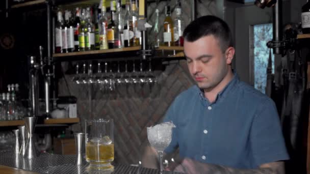 Ganteng bartender mempersiapkan koktail di bar — Stok Video