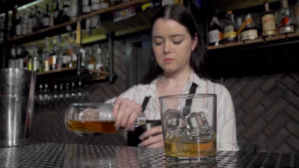 バーで働いている間にカクテルを作る女性バーテンダー — ストック動画