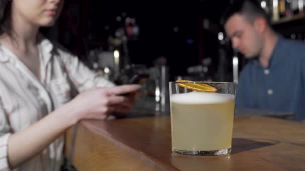 Woman taking a cocktail from bar counter at nightclub — Stock Video