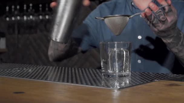 Delizioso cocktail versato nel bicchiere dal barista — Video Stock