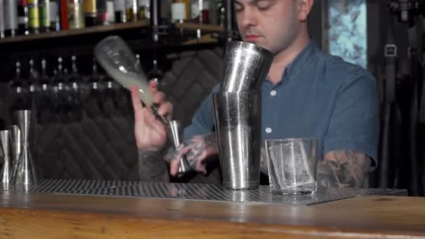 Barman tatuado preparando coquetel no bar — Vídeo de Stock