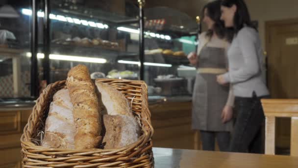 Fokus selektif pada roti lezat dalam keranjang di toko roti — Stok Video