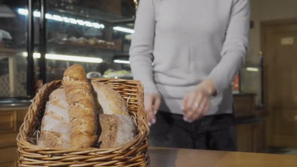 Gelukkig jong vrouw glimlachen naar de camera na ruiken aromatische vers brood — Stockvideo