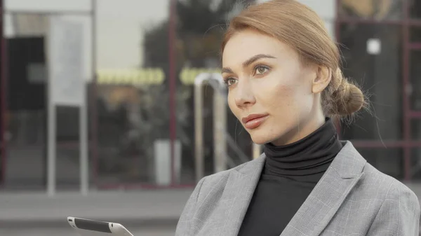 Привлекательная деловая женщина с цифровым планшетом на открытом воздухе — стоковое фото