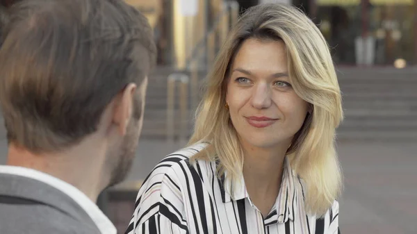 Adorável mulher de negócios madura conversando com um colega ao ar livre — Fotografia de Stock