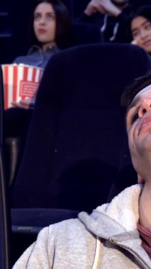 Kafkasyalı genç bir adam loş bir sinemada oturur, başını elinin üzerine koyar, canlı atmosferin ortasında gözle görülür bir can sıkıntısı hisseder. Arkasından, bir grup arkadaş kahkaha ve heyecanla dolup taşar.