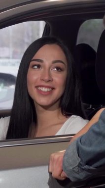 Yeni arabasının anahtarlarını tutan ışıltılı bir kadın neşeyle ışıldarken, partneri yakışıklı bir adam da heyecanını onunla paylaşıyor. Bu canlı sahne, birlikte yeni bir yolculuğa çıkmanın heyecanını özetliyor.