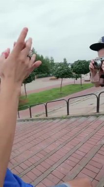 Genç bir adam neşeli bir şekilde gülen arkadaşlarının resimlerini açık havada canlı bir merdivende, arkadaşlığın ve kaygısız yaz günlerinin ruhunu somutlaştırarak çeker. Bu hayat dolu sahne kahkaha ve aşkla dolup taşar. Gençliğin neşeli enerjisini gözler önüne serer.