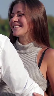 Işıl ışıl genç bir çift, beşiği ile sevgi dolu genç bir kadın, güneşli bir parkta samimi bir kucaklaşma paylaşıyor. Parlak yeşilliklerle ve güneşin sıcaklığıyla çevrelenmiş olan aşkları, onların güzel beklentilerini sembolize ederek parlıyor.