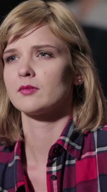 Büyüleyici mavi gözleri ve düşünceli bir ifadeye sahip genç bir kadın filmin duygusal yolculuğunda kaybediliyor, eli düşünceli bir şekilde dudaklarının üzerinde dinleniyor. Sıcak bir tiyatroda arkadaşlarıyla birlikte patlamış mısır ve soda içiyorlar.