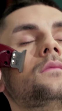 Canlı bir berber dükkanında, yetenekli bir berber rahat bir erkek müşteriye ustalıkla sakal tıraşı yapar ve yontur. Samimi atmosfer hassas aletler ve klasik cazibeyle zenginleşir.