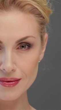 Zarafet ve özgüven saçan sarışın bir kadının büyüleyici portresi yumuşak gri arka planda parlayan kusursuz cildi. Bu güzellik modeli taze, doğal bir görünüş ve nazik bir makyajla çekici özelliklerini ve sıcaklığını arttırıyor.