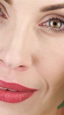 Büyüleyici yeşil gözleri olan nefes kesici bir kadının nefes kesici yakın çekimi kusursuz cildine nazikçe sarılmış narin çiçekler. Bu portre, ilkbaharın özünü yansıtıyor, zarafet ve doğal güzellik yayıyor, canlı gülüşü ve...