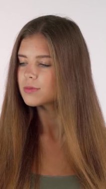 Uzun, dalgalı saçları olan çarpıcı genç bir kadın dinamik bir duruşta duruyor, bir elinde canlı yeşil bir elma, diğer elinde ise bozuk bir çikolatalı çörek tutuyor. Onun dışavurumcu yüzü besleyici seçenekler arasında seçim yapmanın ilişkilendirilebilir gerilimini yakalıyor.