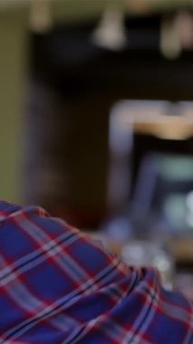 Kahkahalarla dolu canlı bir barda, bir adam soğuk bir bira kaldırır, canlı bir atmosferde arkadaşlarıyla kutlama yapar. Televizyondaki futbolun heyecanı arkadaşlığa kadeh kaldırarak birlikte anılar yaratarak neşeyi artırıyor.