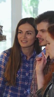 Canlı bir grup genç arkadaş büyüleyici bir fırında lezzetli hamur işlerini inceliyor, yüzleri heyecanla aydınlanıyor. Sıcak atmosfer ve eğlenceli etkileşimler, keyifli bir şekilde paylaştıkları dostluğun sevincini vurgular.