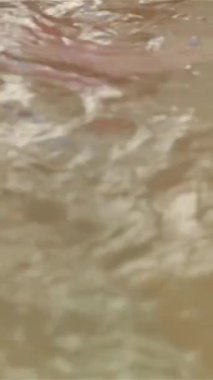 Işıl ışıl genç bir kadın, pofuduk kabarcıklar ve sakin bir ortam ile çevrili rahatlatıcı mineralleştirilmiş suyla dolu lüks bir banyodan zevk alıyor. Neşeli gülüşü ışıldıyor kamera huzurlu anı yakalıyor, özgüvenini somutlaştırıyor.