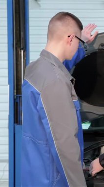 Canlı bir benzin istasyonunda, iki genç Kafkasyalı tamirci arabanın kaputunu hevesle kaldırarak, teftişe hazır karmaşık bir motoru ortaya çıkarıyor. Bir tamirci, sakallı, titizlikle parçaları incelerken diğeri hevesle...