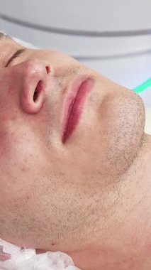 Huzurlu bir adam, yetenekli bir kozmetik uzmanı ultrason boşluğu tedavisi uygulayıp gençlik ışıltısını arttırırken rahat bir şekilde yaslanır. Bu ileri düzey yaşlanma karşıtı terapi, ileri teknolojiyi uzman dokunuşu ve umut verici gençleştirme ile birleştirdi.