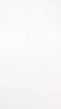 Genç bir kadın neşeli bir şekilde yüzünü canlı bir balkabağı fenerinin arkasına gizliyor, neşeli bir ruh ve gizemli bir ipucu yayıyor. Neşeli balkabağı, ışıl ışıl sırıtışıyla, Cadılar Bayramı 'nın neşeli ruhunu somutlaştırıyor, eğlenceyi ve kutlamaları davet ediyor.