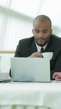 Keskin takım elbiseli dört hevesli genç işadamı, parlak bir masanın etrafında toplanıyor, tutkuyla fikir alışverişinde bulunurken kahvenin tadını çıkarıyorlar. Doğal ışıkla dolup taşan parlak, havadar ofis bir işbirliği atmosferi yayıyor.