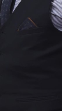 Karizmatik sakallı bir berber şık berber dükkanında kendine güvenir, profesyonellik ve çekicilik yayar. Sivri elbisesi ve sıcak gülümsemesi müşterileri klasik bir ortam içinde istisnai bir tımar deneyimi yaşamaya davet ediyor.