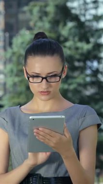 Canlı bir şehir ortamında, keskin takım elbiseli kendine güvenen bir işadamı bir telefon görüşmesi yaparken, şık gözlüklü odaklanmış bir iş kadını tablet üzerinde dikkatle geziniyor. Bu canlı sahne modern takım çalışmasını ve profesyonel sinerjiyi simgeliyor.